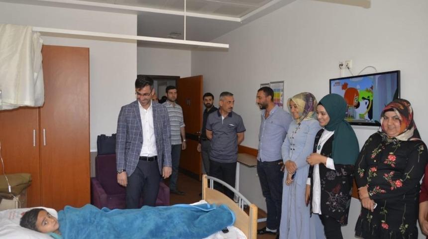 Başkan Tanğlay, s&uuml;nnet olan &ccedil;ocukları ziyaret etti