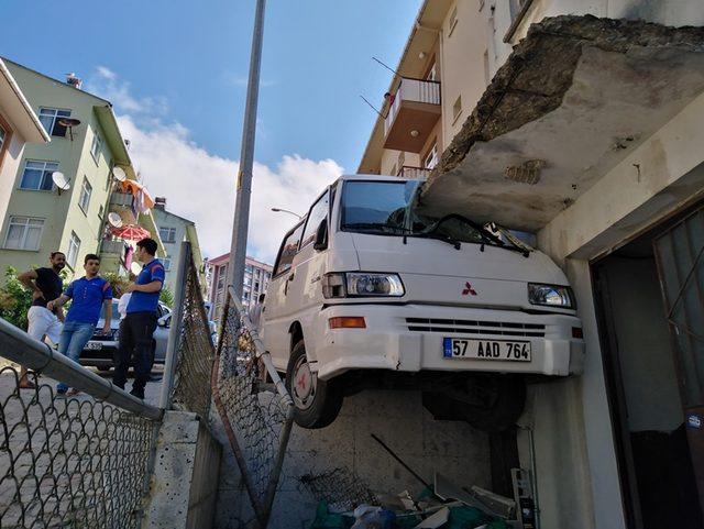 Kontrolden çıkan minibüs yol ile balkon arasına sıkıştı