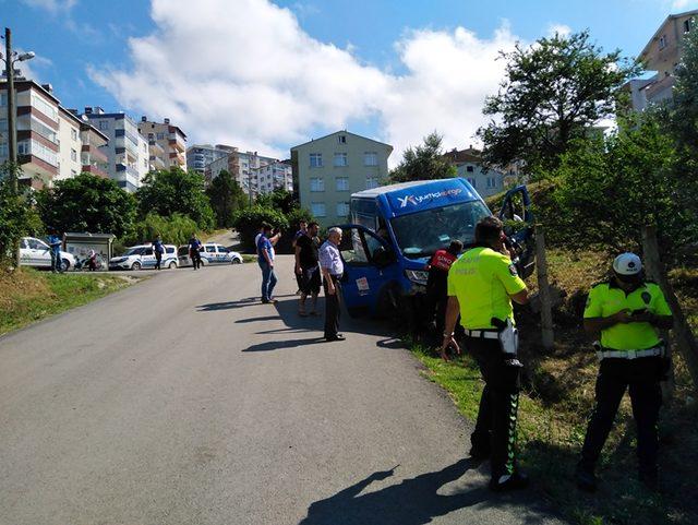 Kontrolden çıkan minibüs yol ile balkon arasına sıkıştı