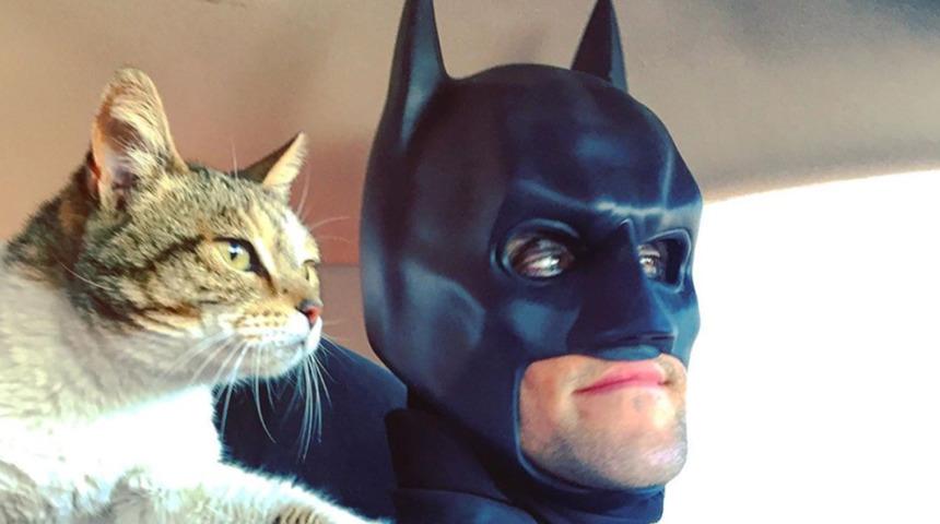 Barınaklardaki hayvanları kurtaran Batman! 