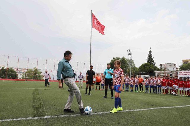 Bayraklı’da 32 takımın katılımıyla gençlik futbol turnuvası