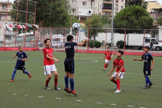 Bayraklı’da 32 takımın katılımıyla gençlik futbol turnuvası