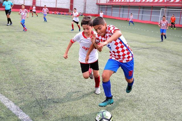 Bayraklı’da 32 takımın katılımıyla gençlik futbol turnuvası