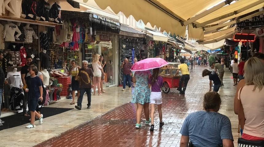 Kuşadası&rsquo;na Temmuz ayında ikinci yağmur s&uuml;rprizi
