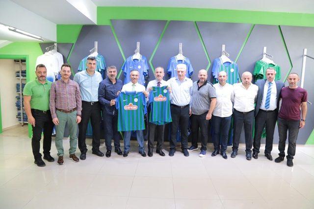 Rize Valisi Çeber ve Belediye Başkanı Metin’den Çaykur Rizespor’a kombine desteği