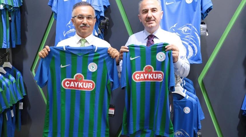 Rize Valisi &Ccedil;eber ve Belediye Başkanı Metin&rsquo;den &Ccedil;aykur Rizespor&rsquo;a kombine desteği