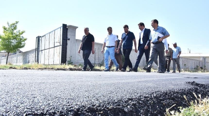 Başkan Kılca &Ccedil;engilti&rsquo;de asfalt &ccedil;alışmalarını inceledi