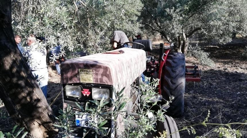 Zeytin ağacına sıkıştı, trakt&ouml;r&uuml;n &uuml;zerinde &ouml;l&uuml; bulundu
