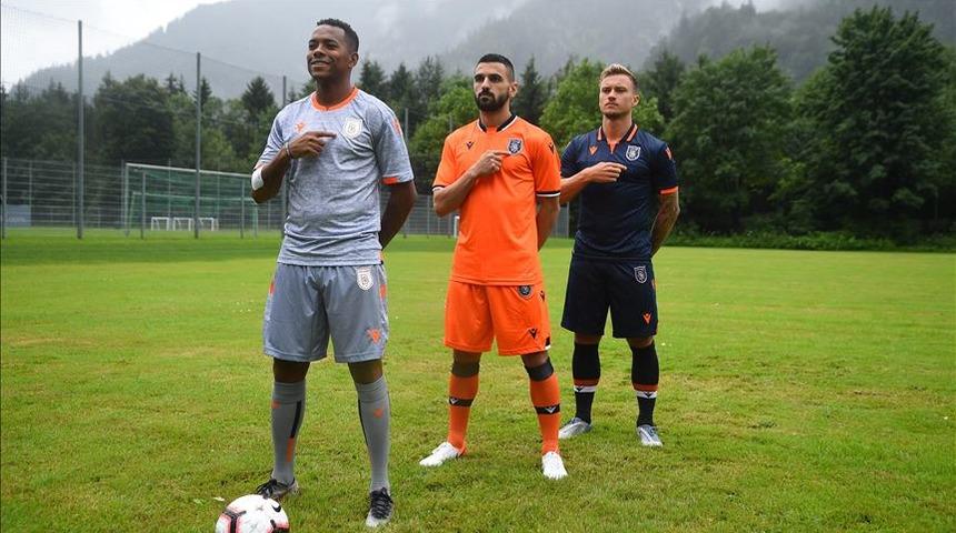 Medipol Başakşehir yeni sezon formalarını tanıttı