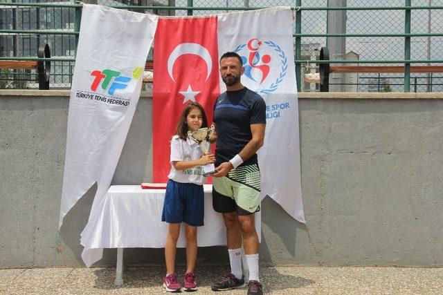 Toroslar’ın tenis sporcuları gelecek vaat ediyor