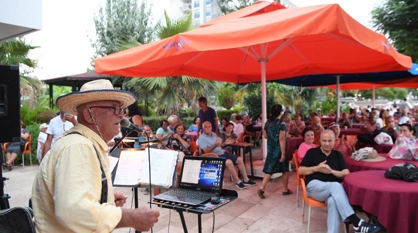 Emekli Kahvesi’nde müzik dinletisi