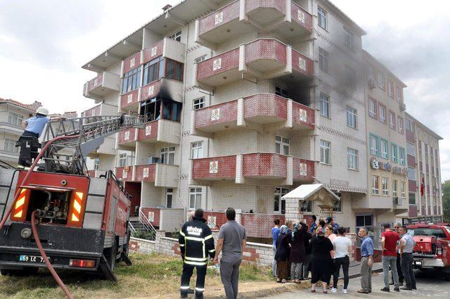 Evde çıkan yangında 2 çocuk dumandan etkilendi