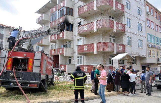 Evde çıkan yangında 2 çocuk dumandan etkilendi