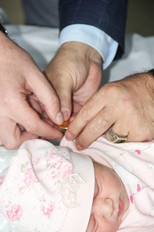 Bursa Şehir Hastanesi’nin ilk bebeğine hediye