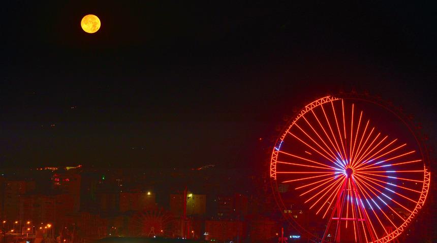 'Antalya'nın G&ouml;z&uuml;' d&ouml;nme dolap, ışıl ışıl