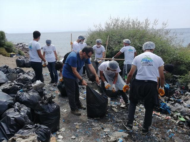 Assos, kaçak göçmenlerden kalan çöplerden temizleniyor