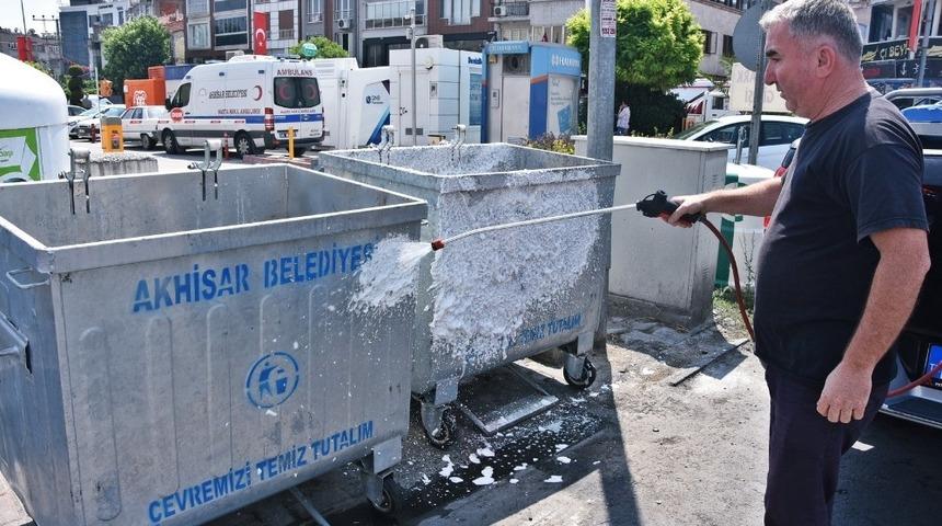 Daha temiz bir Akhisar için çöp konteynerleri temizleniyor