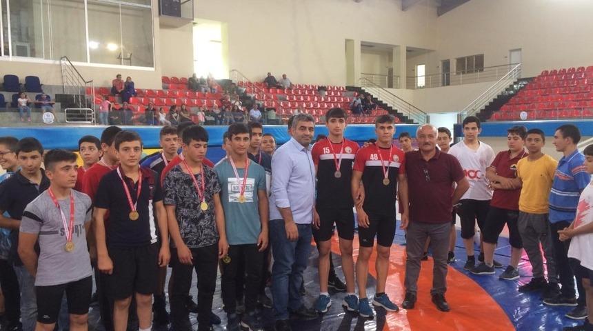 Pehlivanlar şehitler i&ccedil;in mindere &ccedil;ıktı