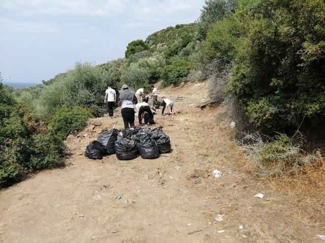 Mültecilerden kalan çöpleri temizliyorlar