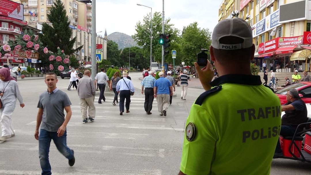 Yayalar i&ccedil;in 'kırmızı' alarm! Polis b&ouml;yle tespit etti, ceza yazdı