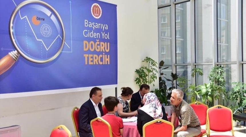 300&rsquo;&uuml;n &uuml;zerinde &ouml;ğrenci &uuml;cretsiz danışmanlık hizmeti aldı