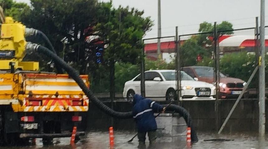 B&uuml;y&uuml;kşehir ekipleri yoğun yağmurda &ouml;nlemlerini arttırdı