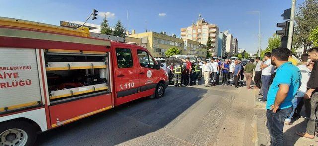 Otomobil elektrik direğine çarptı: 1 yaralı