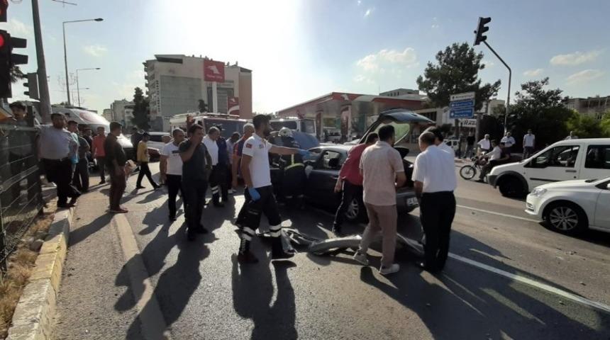 Otomobil elektrik direğine &ccedil;arptı: 1 yaralı