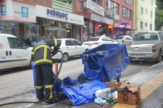 Çöp konteynırı bir anda alev aldı