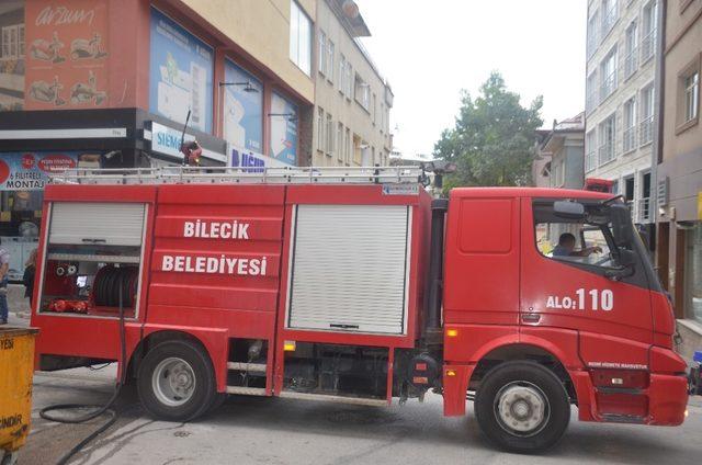 Çöp konteynırı bir anda alev aldı