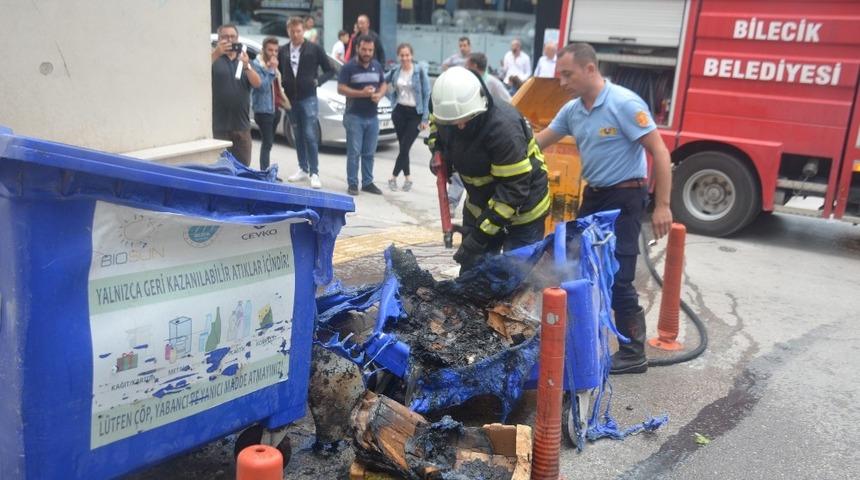 &Ccedil;&ouml;p konteynırı bir anda alev aldı