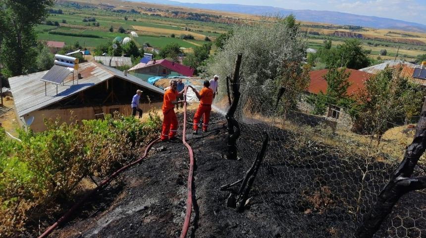 Bah&ccedil;e yangını, ev ile ormanlık alana sı&ccedil;ramadan s&ouml;nd&uuml;r&uuml;ld&uuml;