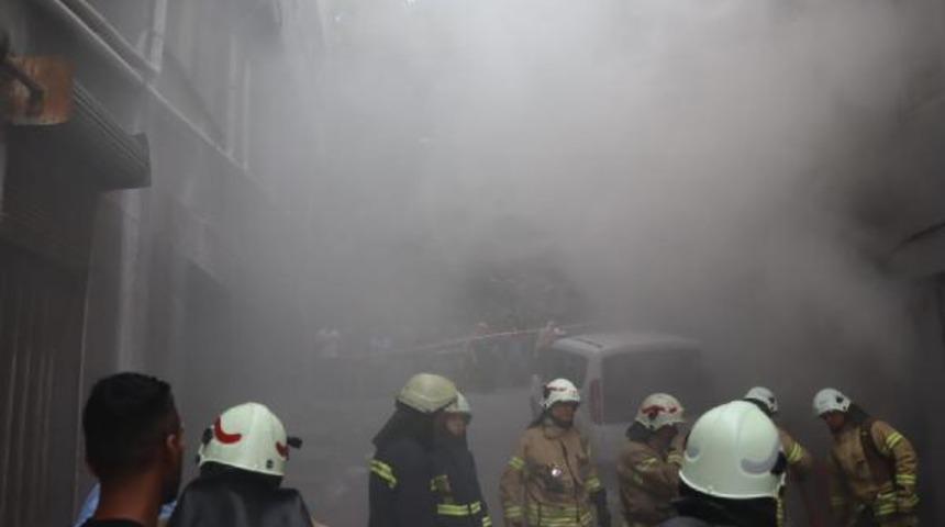 İstanbul Fatih'te bir iş yerinin depo bölümünde yangın!