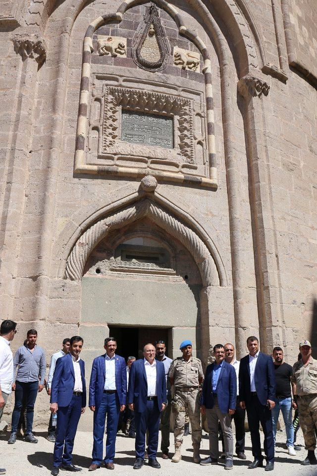 Bakan Yardımcısı Dursun'dan Van'daki tarihi mekanlara ziyaret