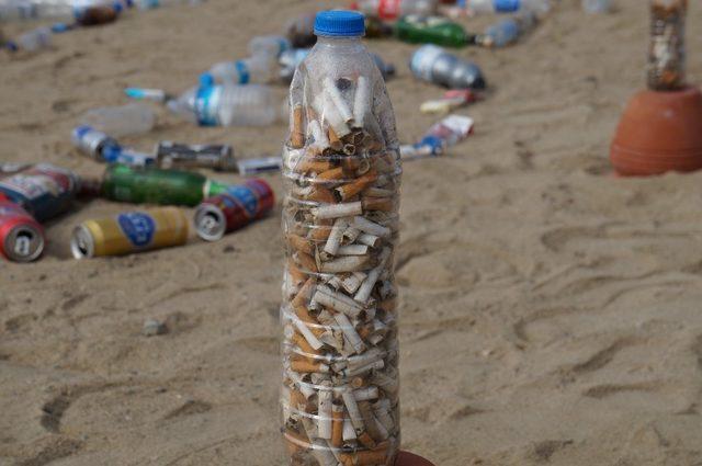 Topladıkları atıklardan “Biz çöp değiliz” yazıp, plajda sergilediler