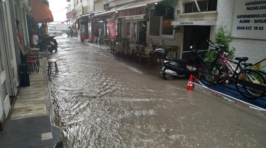 Kuşadası&rsquo;nda sağanak yağış yolları g&ouml;le &ccedil;evirdi