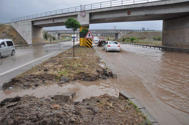 Afyonkarahisar'da sağanak yağış ulaşımı engelledi (2)