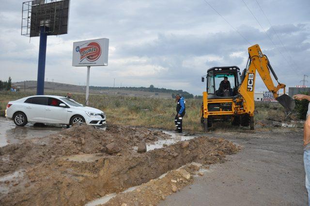 Afyonkarahisar'da sağanak yağış ulaşımı engelledi (2)