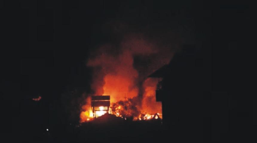 Balıkesir'de b&uuml;y&uuml;k yangın! 4 ev alev alev yandı!