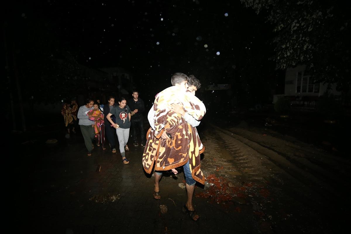 D&uuml;zce'de heyelan! K&ouml;ylere ulaşım kapandı! 