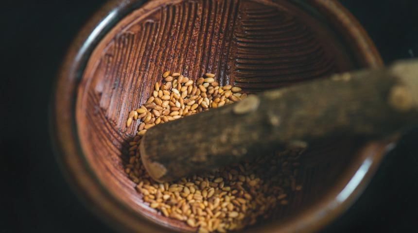 Mutfağınızda ona yer a&ccedil;ın: Susam yağı kullanmanın şaşırtıcı faydaları