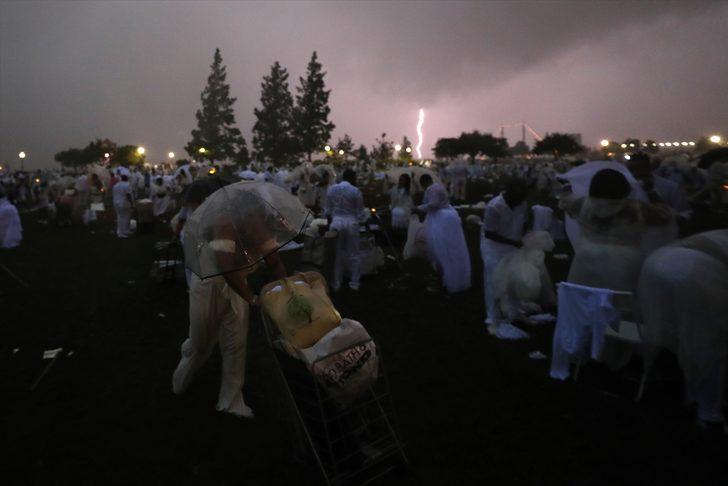 New York'ta yüzlerce insan Beyaz Akşam Yemeği için buluştu G1