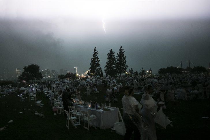 New York'ta yüzlerce insan Beyaz Akşam Yemeği için buluştu G2