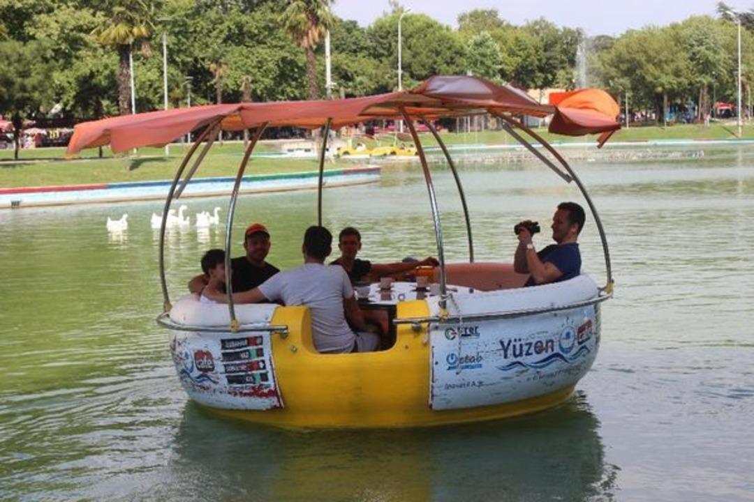 Bu kafe y&uuml;z&uuml;yor!