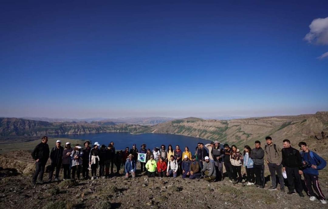 Vanlı dağcılar, b&ouml;lgenin g&uuml;zelliklerini tanıtmaya devam ediyor