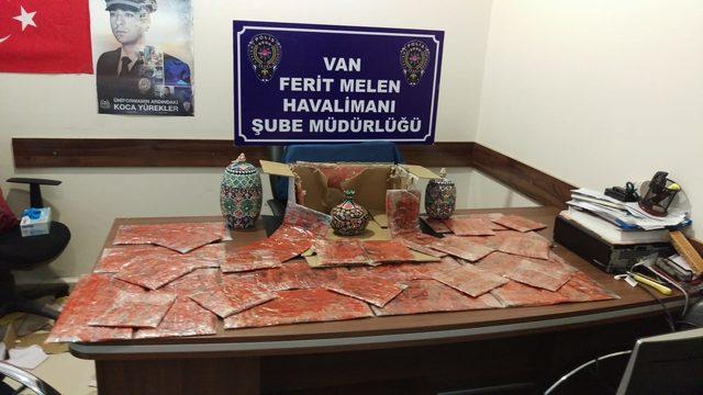 Havalimanında afyon sakızı ile yakalandılar