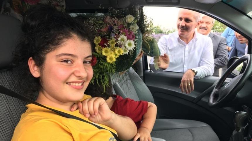 Vali Meral, gurbet&ccedil;i vatandaşları &ccedil;i&ccedil;eklerle karşıladı