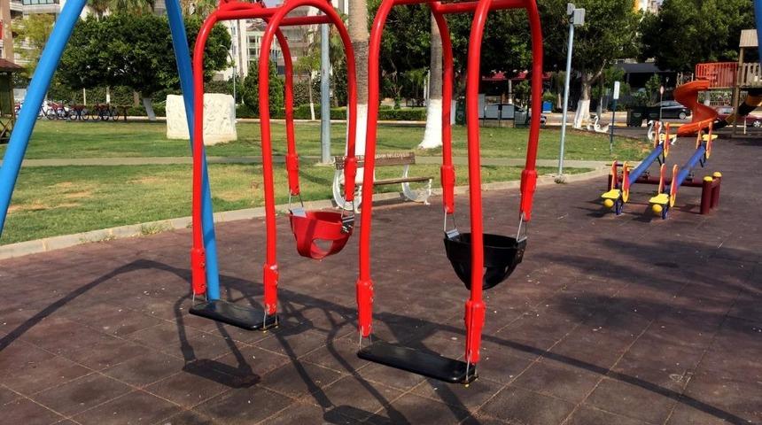Büyükşehir Belediyesi, parklardaki oyun gruplarını yeniliyor