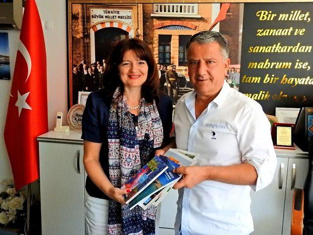 Yunanistan İzmir Başkonsolosu Argyro Papoulia’dan, Çeşme’de yazlık ev sahiplerine vize kolaylığı sözü