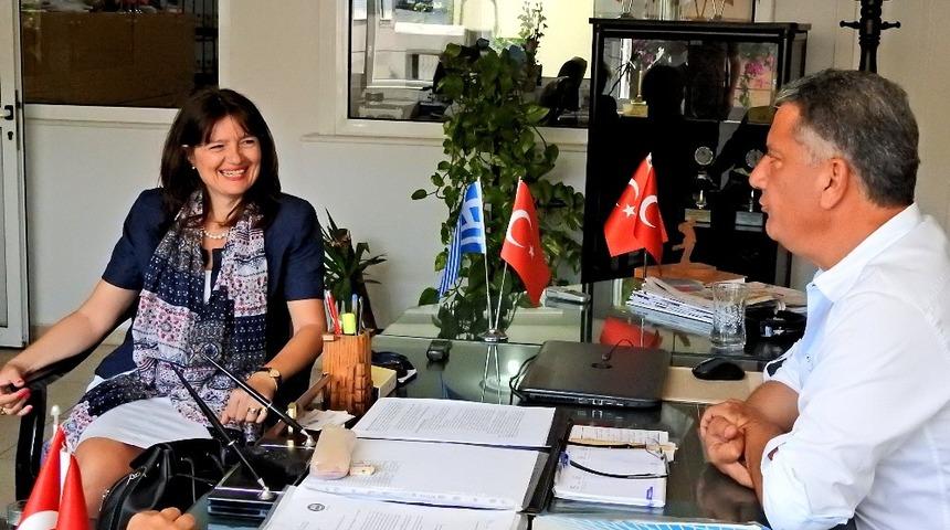 Yunanistan İzmir Başkonsolosu Argyro Papoulia&rsquo;dan, &Ccedil;eşme&rsquo;de yazlık ev sahiplerine vize kolaylığı s&ouml;z&uuml;